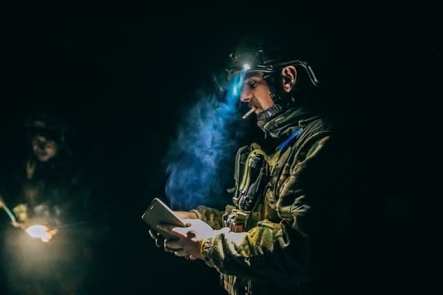 Захисник перевіряє повідомлення